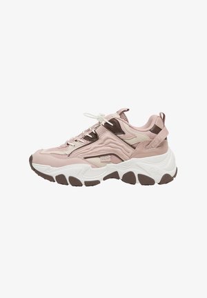 Massiver Sneaker in gedämpftem Rosa mit weißen und braunen Akzenten, dicker weißer Sohle, welliger Textur und Schnürverschluss.