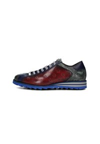 Multicolore sneaker met een rode en blauwe textuur bovenkant, geprinte accenten en een blauwe rubberen zool met een zigzagprofiel.