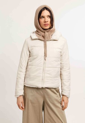 Giacca imbottita di colore crema con cappuccio beige strutturato, dotata di zip frontale e fodera in pelliccia sintetica su colletto e maniche.