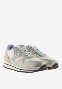 Sneaker con un mix di materiali: oro metallico, rete bianca e suede beige. Lacci azzurri chiari e dettagli lavanda sul tallone. Suola nera.