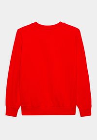 Sweatshirt rouge uni à manches longues avec des poignets côtelés, un ourlet côtelé et un col rond, présenté de dos sur un fond blanc.