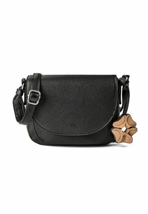 Schwarze Crossbody-Tasche aus strukturiertem Leder mit Klappe, verstellbarem Riemen und tanfarbenem, blumenförmigem Dekorationsanhänger an der Seite.