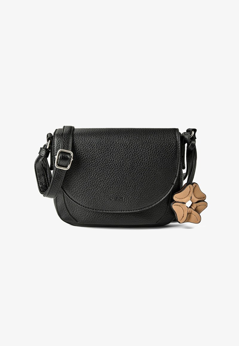 Bolso bandolera de cuero negro texturizado con cierre de solapa, correa ajustable y charm decorativo en forma de flor color marrón claro en el lateral.