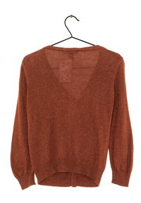 Pull en tricot couleur rouille avec des manches longues, suspendu sur un cintre noir contre un fond blanc.