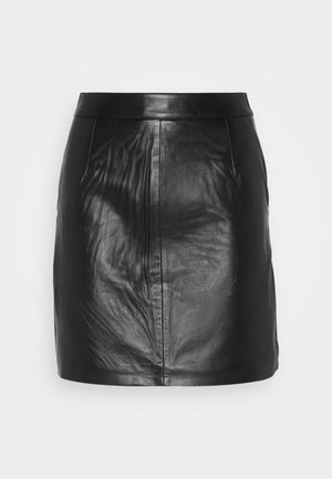 Schwarzer Leder-Minirock mit glatter Textur, figurnahem Schnitt, zwei seitlichen Taschen und einem Bund ohne sichtbare Beschläge.