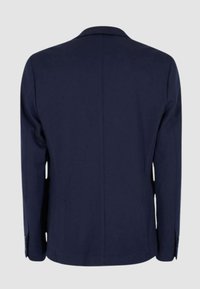 Giacca di abito blu navy con uno spacco, rever stretti e due bottoni. Il tessuto appare liscio con una leggera texture.