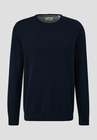 Marineblaues Strickpullover mit Rundhalsausschnitt, langen Ärmeln, gerippten Bündchen und Saum. Mit dezentem Logo auf der Brust. Glatte Textur.