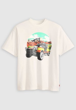Weißes T-Shirt mit farbenfroher Grafik eines Geländewagens vor roten Felsbergen und blauem Himmel mit Wolken.
