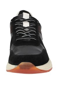 Schwarze Wildleder- und Ledersneaker mit weißen Schnürsenkeln, die ein strukturiertes Obermaterial und eine durchsichtige orange Gummisohle aufweisen. Akzente in Dunkelbraun.