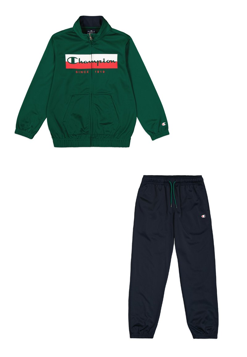 Chaqueta verde con cremallera y el logotipo 'Champion' en blanco y rojo, combinada con pantalones de chándal azul marino con cintura elástica y parche con logotipo lateral.