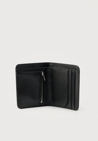 Μαύρο δερμάτινο πορτοφόλι με μινιμαλιστικό σχέδιο, που διαθέτει πολλαπλές θήκες για κάρτες, τσεπάκι με φερμουάρ για κέρματα και ανάγλυφο λογότυπο.