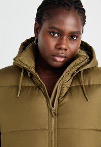 Vero Moda Curve VMCKLEA LONG COAT - Zimný kabát - capers