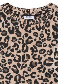 Leoprintstoff in Beige- und Dunkelbrauntönen mit gerafftem Ausschnitt und gut sichtbarem Etikett "CECIL".