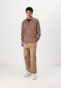 Marimekko JOKAPOIKA UNISEX - Bluza z gumbi - brown