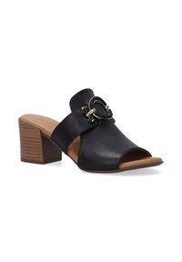Zwarte leren open teen slidersandalen met een gouden cirkelaccent. Voorzien van een blokhak en een tan inlegzool, met een gladde textuur en een eenvoudig ontwerp.