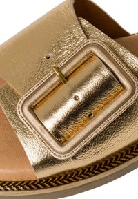 Goldene metallic Rutsch-Sandale mit einer großen rechteckigen Schnalle, Obermaterial aus strukturiertem Leder und kontrastierendem geflochtenem Besatz entlang der Sohle.