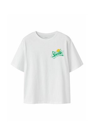 Wit T-shirt met korte mouwen en een klein groen-geel Sprite-logo op de bovenste linkerborst.