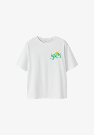 Wit T-shirt met korte mouwen en een klein groen-geel Sprite-logo op de bovenste linkerborst.