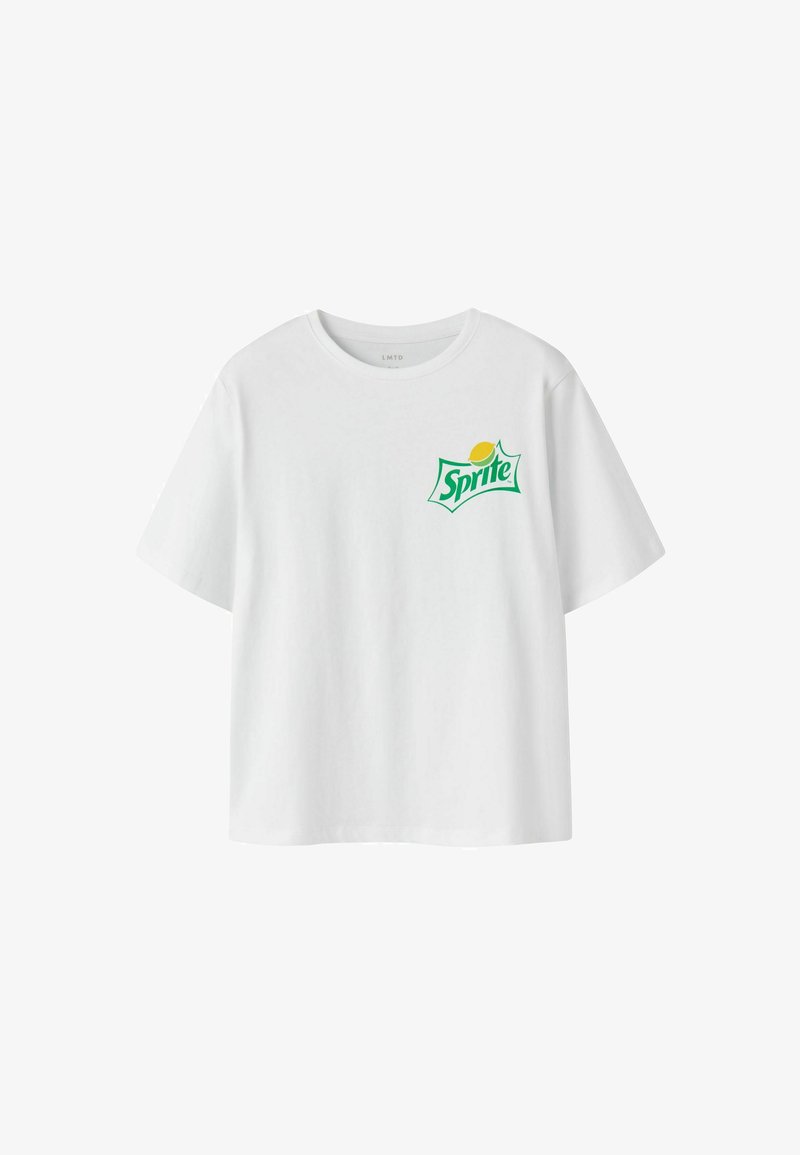 Weißes T-Shirt mit kurzen Ärmeln und kleinem grün-gelbem Sprite-Logo auf der oberen linken Brust.