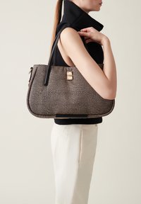 Borsa a tracolla con motivo marrone e nero, dal texture liscia, manici neri e dettagli in oro. Design di media grandezza e semi-strutturato.