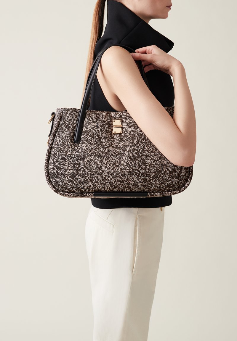 Borsa a tracolla con motivo marrone e nero, dal texture liscia, manici neri e dettagli in oro. Design di media grandezza e semi-strutturato.