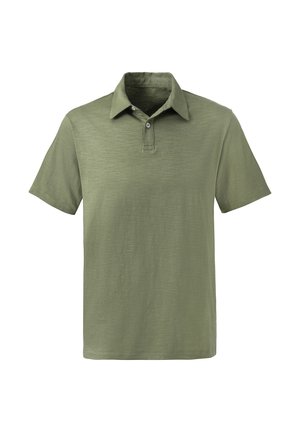 Polo in verde oliva, con un tessuto morbido e texture, colletto classico, pattina con tre bottoni e maniche corte.