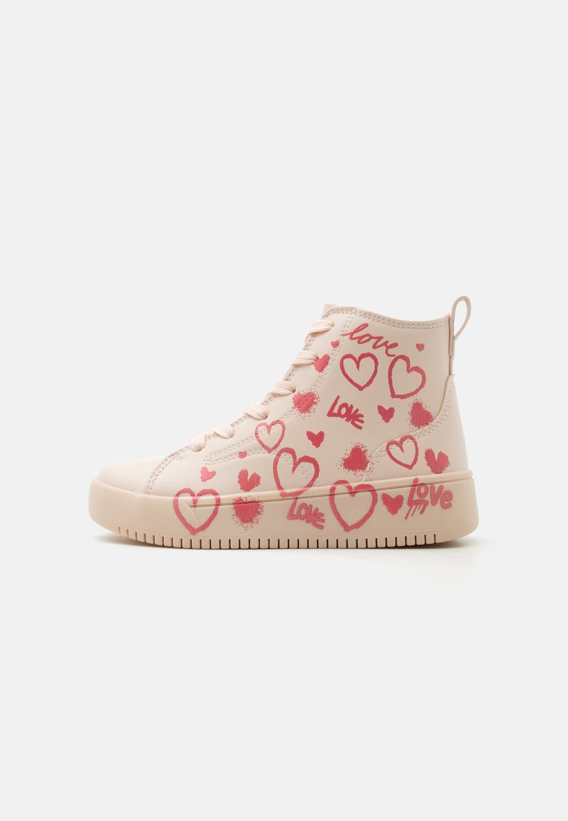 Baskets montantes beiges avec lacets roses décorées de plusieurs cœurs rouges et du mot « amour » dans différents styles.