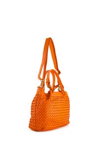 Orange vævet lædertaske med dobbelte håndtag, der har en glat tekstur og skinnende guldfarvet hardware, vist fra siden.