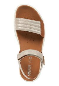 Sandal in marrone e rosa metallico con tre ampie cinghie, una soletta imbottita e una suola in gomma bianca. Presenta il marchio Geox sulla soletta.