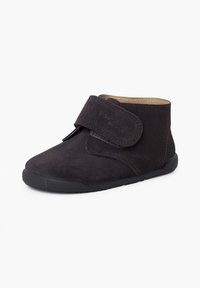 Stivale in suede grigio scuro con una cintura in Velcro, punta arrotondata e suola in gomma nera. Presenta dettagli cuciti sull'esterno.