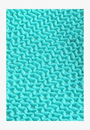 Kanga tekstuuriga kangas eredast türkiissinise värviga lainelise mustriga. Materjal näeb välja kerge ja paindlik, luues disainis sügavust.