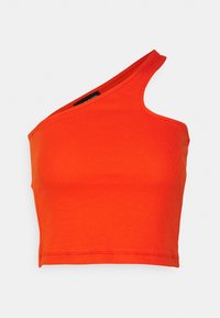 Světle oranžový rebrovaný crop top s jedním ramínkem a asymetrickým výstřihem na bílém pozadí.