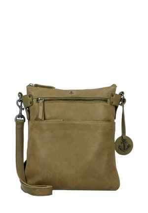 Borsa a tracolla in pelle marrone chiaro con tasca frontale con zip, tracolla regolabile e un charm a forma di ancora rotondo. Texture liscia, design minimalista.