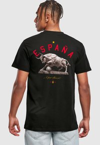 Tricou din bumbac negru, cu un grafic de taur și cuvântul "ESPAÑA" în roșu deasupra, completat cu accente galbene și text în aur dedesubt, destinat unui look casual.