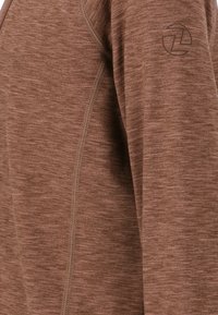 Bruine lange mouwen shirt met een gestructureerde stof, contrasterende stiksels en een logo dat op de linkermouw is gedrukt.