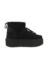 Botas de tobillo de ante negro con una gruesa suela de plataforma negra, que cuentan con cordones, una lengüeta y un acabado texturizado en la suela.