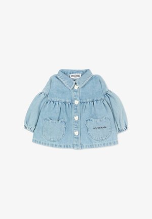Giacca di jeans azzurro chiaro per bambini con tasche frontali a forma di orsetto, bottoni bianchi, maniche lunghe imbottite e logo Moschino su una tasca.