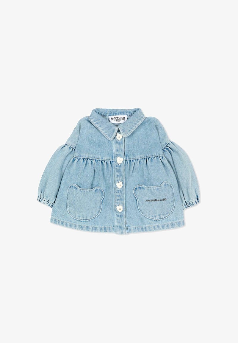 Veste en jean bébé bleu clair avec des poches avant en forme d'ours, des boutons blancs, des manches longues bouffantes et le logo Moschino sur une poche.