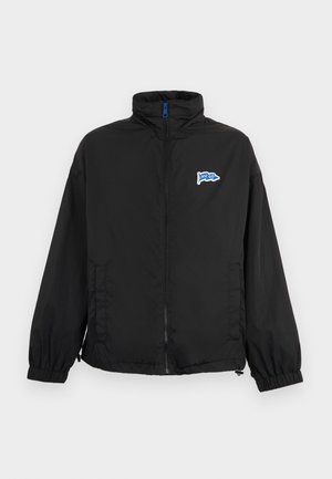 Μαύρο μπουφάν με φερμουάρ, ελαστικά τελειώματα στα μανίκια, σταθερό γιακά, πλαϊνές τσέπες και μικρό μπλε και λευκό λογότυπο «HUGO» στο αριστερό στήθος.