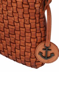 Borsa a tracolla in pelle intrecciata marrone con superficie testurizzata. Presenta un'etichetta in pelle rotonda con un design di ancora attaccata a una cinghia in pelle.