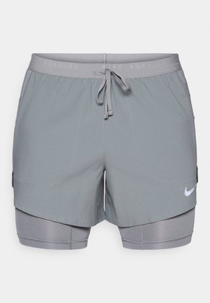 Grå løpeshorts med snøring i midjen, innerfôr og sidelommer. Nike-logoen er trykt i hvitt nederst på kanten.