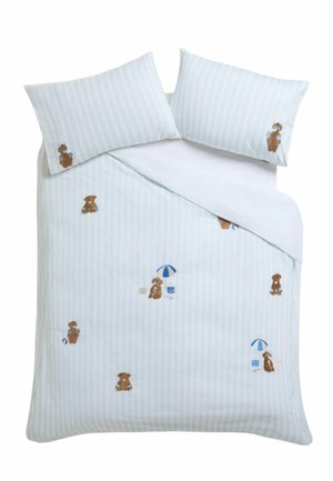 Weiß und hellblau gestreifte Bettwäsche mit kleinen braunen, bestickten Teddybären, die Strandspielzeug und Sonnenschirme auf Bettdecke und Kissenbezügen halten.