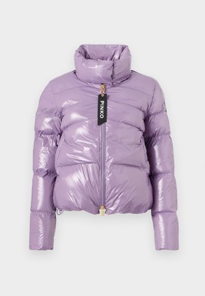 Fioletowa kurtka puchowa o błyszczącej powierzchni, z wysokim kołnierzem, pełnym zamkiem błyskawicznym i metką. Posiada skrócony krój oraz pikowaną teksturę.