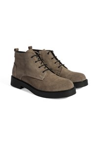 Wildleder-Ankle Boots in einem muted taupe Farbton mit schwarzen Schnürsenkeln, strukturiertem Finish und einer schwarzen Gummisohle mit leichtem Absatz.