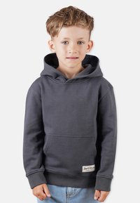 Grå huvtröja i mjukt tyg, med en framficka, ribbade muddar och en vävd etikett på fållen. Enkel design med huva.