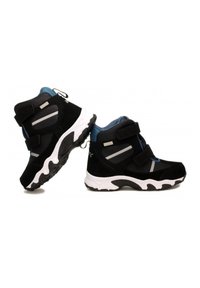 Scarpe da ginnastica nere con tomaia in suede e mesh, dettagli blu, doppie cinghie in Velcro e una suola in gomma bianca con un motivo testurizzato.