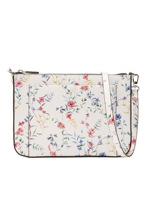 Biała torba crossbody z pastelowym kwiatowym wzorem, przednią kieszenią i regulowanym paskiem z elementami w kolorze srebra.