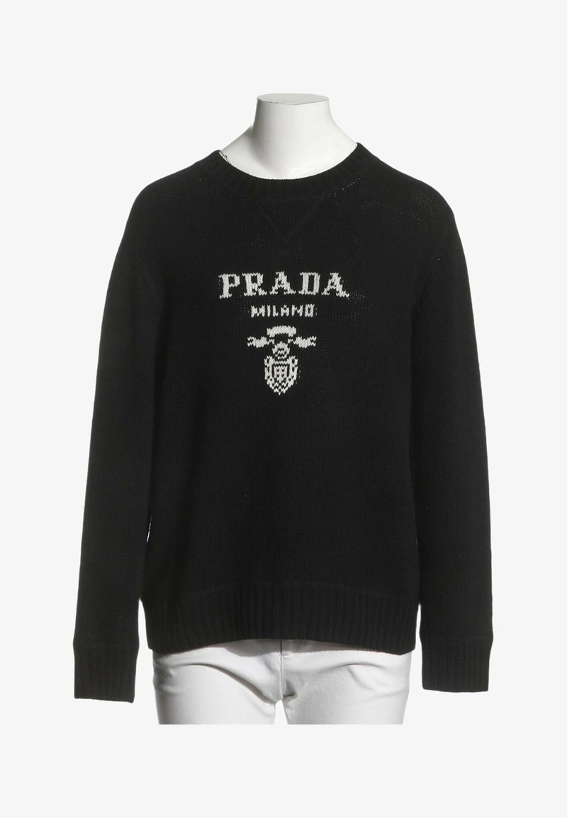 Pull noir à manches longues avec texte blanc "PRADA MILANO" et logo sur la poitrine, présenté sur un buste de mannequin blanc.