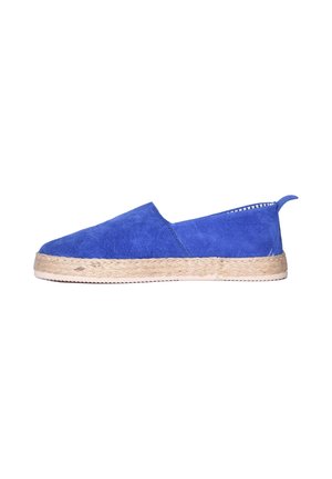 Espadrilla blu slip-on con tomaia in camoscio, intersuola in corda intrecciata naturale e suola esterna piatta in gomma su sfondo bianco.