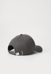 Casquette de baseball gris foncé en tissu avec une visière courbée, une sangle réglable et un accent métallique portant le mot "BOSS."